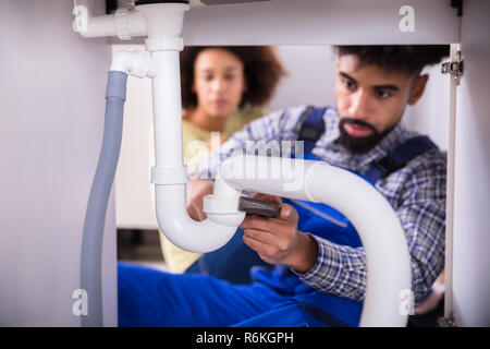 Close-up d'une fixation tuyau lavabo plombier Banque D'Images