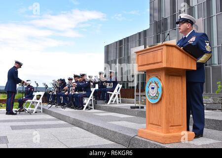 Master Chief Petty Officer de la Garde côtière Steven Cantrell parle devant une photo de les garde-côte de Tampa et de l'équipage au cours d'une célébration de la Journée du souvenir à la Douglas A. Munro du bâtiment du siège de la Garde côtière canadienne à Washington, D.C., le 26 mai 2017. La Faucheuse Tampa a été torpillé après avoir escorté un convoi de Galles en 1918, entraînant la perte de toutes les 131 personnes à bord. La Garde côtière américaine Banque D'Images