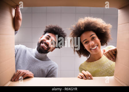 Couple heureux à l'intérieur de boîte en carton Banque D'Images