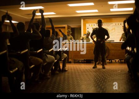 Le sergent du Corps des Marines des États-Unis. Nathan Salas, une perceuse avec instructeur, Société de recrutement, Bataillon de soutien donne une commande pour les nouvelles recrues de la Compagnie Echo, 2e Bataillon d'instruction des recrues, le 22 mai 2017, sur l'Île Parris, L.C. (instructeurs de forage, comme Salas, 31, à partir de Santa Rita, Guam, sont responsables de la reddition de comptes et de traitement des nouvelles recrues avant le début de leur formation avec leurs instructeurs forage de l'entreprise. Société de l'écho est prévue pour le 18 août, 2017 études supérieures. Parris Island est le lieu d'entraînement des recrues du Corps des marines depuis le 1 novembre 1915. Aujourd'hui, environ 19 000 recrues Banque D'Images