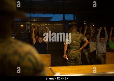 Le sergent du Corps des Marines des États-Unis. Nathan Salas, une perceuse avec instructeur, Société de recrutement, Bataillon de soutien donne une commande pour les nouvelles recrues de la Compagnie Echo, 2e Bataillon d'instruction des recrues, le 22 mai 2017, sur l'Île Parris, L.C. (instructeurs de forage, comme Salas, 31, à partir de Santa Rita, Guam, sont responsables de la reddition de comptes et de traitement des nouvelles recrues avant le début de leur formation avec leurs instructeurs forage de l'entreprise. Société de l'écho est prévue pour le 18 août, 2017 études supérieures. Parris Island est le lieu d'entraînement des recrues du Corps des marines depuis le 1 novembre 1915. Aujourd'hui, environ 19 000 recrues Banque D'Images