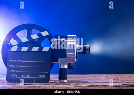 Close-up of Movie Camera avec bobine de film et Clapper Board Banque D'Images