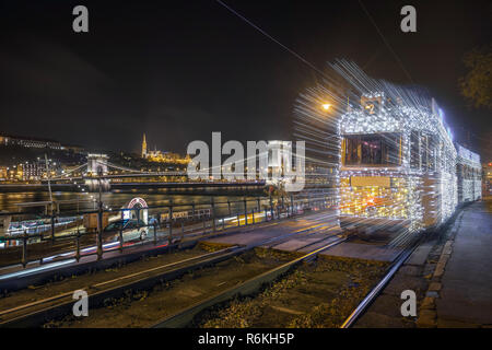 Budapest, Hongrie - décoration de fête (fenyvillamos tramway léger) sur le Pont des chaînes Széchenyi à déplacer, l'église Matthias et du Bastion des Pêcheurs par Banque D'Images