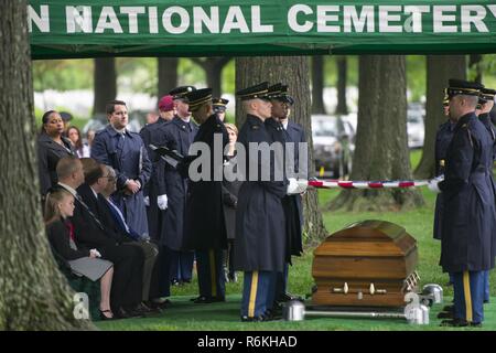 Chap. Le Major Luis Kruger, aumônier adjoint pour memorial, le Cimetière National d'Arlington, préside le service pour l'armée américaine 1er lieutenant Weston C. Lee dans le Cimetière National d'Arlington, Arlington, Va., le 25 mai 2017. Lee a été inhumée dans l'article 60 avec les honneurs militaires. Banque D'Images