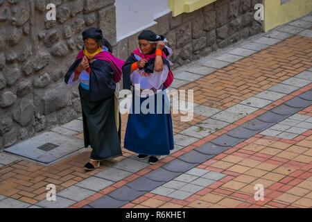 COTACACHI (Équateur), 06 novembre 2018 : vue extérieure de deux peuples femme marche ensemble dans les rues de Cotacachi et tenant dans leur sac à dos Banque D'Images