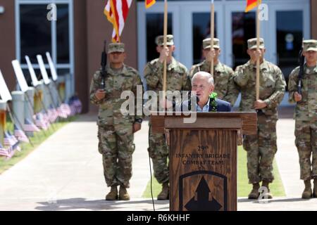 Le brig. Bgén (ret) Irwin K. Cockett prononce une allocution au cours de la Garde nationale d'Hawaï 50e Vietnam Memorial Cérémonie à la 29th Infantry Brigade Combat Team Centre de préparation à Kapolei le 25 mai 2017. Banque D'Images