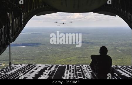 Cory Dye, Senior Airman 14e Escadron de transport aérien l'arrimeur, regarde par la porte de soute d'un C-17 Globemaster III au cours d'un grand exercice de formation, le 25 mai, 2017. La formation de 21 C-17 Globemaster III inclus 18 C-17 transportant des militaires et le transport de l'équipement de trois Joint Base Charleston, S.C. Banque D'Images