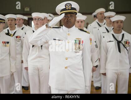 YOKOSUKA, Japon (25 mai 2017) Le lieutenant Miguel Green, officier des opérations de la guerre anti-sous-marine Oceanography Center Yokosuka (AOMC), rend un hommage au cours de l'AOMC cérémonie de passation de commandement. Le cmdr. Mark Murnane soulagé le Cmdr. Erin Elizabeth O'Marr Acosta comme commandant de l'AOMC. Banque D'Images