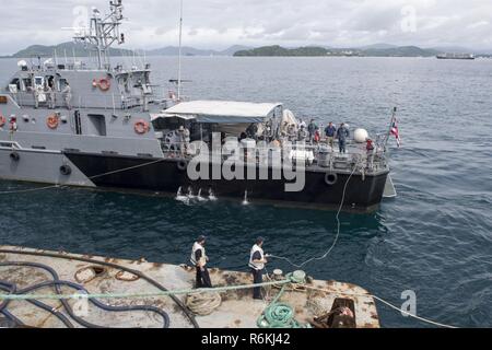 PHUKET, Thaïlande (25 mai 2017) bateau de patrouille de la Marine royale thaïlandaise HTMS Tor (T.113) prépare pour amarrer le long d'une barge attachée à la classe Arleigh Burke destroyer lance-missiles USS Sterett (DDG 104) de procéder à un transfert de personnel à l'avance de la participation à l'exercice du Sterett Guardian 2017 Mer. Sterett fait partie du groupe d'action de Surface Sterett-Dewey et est le troisième déploiement groupe opérant sous le commandement et le contrôle construire appelée 3e Flotte de l'avant. 3ème américain d'exploitation de la flotte de l'avant offre des options supplémentaires pour le commandant de la Flotte du Pacifique en mettant à profit les capacités des 3e et 7e Flotte Banque D'Images