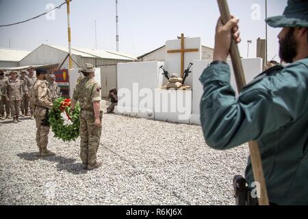 Un soldat britannique et Portugais se préparent à une couronne sur un champ de combat pour honorer la croix tombée au cours d'une cérémonie de transfert d'autorité à la gamme Besmaya complexe, l'Iraq, le 19 mai 2017. Les formateurs d'espagnol, déployées à l'appui de l'intervention conjointe combinée Force-Operation résoudre inhérents, ainsi que plus de 60 autres partenaires de la Coalition, se sont engagés à l'objectif d'éliminer la menace posée par ISIS en Iraq et la Syrie et ont contribué à divers titres à l'effort. Les GFIM-OIR est la Coalition mondiale pour vaincre ISIS en Iraq et en Syrie. Banque D'Images