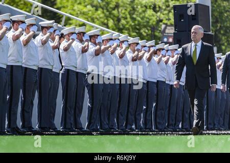 Le Secrétaire de la Défense Jim Mattis entre Stade Michie avant la cérémonie de remise des diplômes 2017 à West Point. Neuf cent trente-six élèves de la classe de 2017 ont reçu leur diplôme le 27 mai. La classe inclus 151 femmes, 72 afro-américains, asiatiques ou des îles du Pacifique 60, 102 Hispaniques et six Américains indigènes. Il y avait 133 membres de la classe qui ont assisté à l'Académie militaire des États-Unis à l'école préparatoire (114 hommes et 19 femmes). Cette classe comprenait également 21 anciens combattants de combat (20 hommes et une femme). Banque D'Images