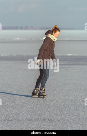 Très jolie jeune femme patinage sur le lac Balaton en Hongrie en hiver Banque D'Images