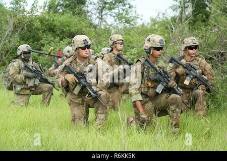 Des soldats américains affectés au 1er bataillon du 506e Régiment d'infanterie, 1e Brigade Combat Team, 101st Airborne Division d'infanterie, participer à un exercice de tir réel au cours de 2017 à l'Accord des Bundase Bundase, Camp de formation, le Ghana, le 27 mai 2017. United Accord (anciennement de l'Accord de l'Ouest) 2017 est un annuel, combinés, exercice militaire conjoint qui favorise les relations régionales, accroît la capacité des trains et de l'Ouest américain, des forces africaines, et encourage la formation et l'interopérabilité. Banque D'Images