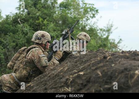 Des soldats américains affectés au 1er bataillon du 506e Régiment d'infanterie, 1e Brigade Combat Team, 101st Airborne Division d'infanterie, participer à un exercice de tir réel au cours de 2017 à l'Accord des Bundase Bundase, Camp de formation, le Ghana, le 27 mai 2017. United Accord (anciennement de l'Accord de l'Ouest) 2017 est un annuel, combinés, exercice militaire conjoint qui favorise les relations régionales, accroît la capacité des trains et de l'Ouest américain, des forces africaines, et encourage la formation et l'interopérabilité. Banque D'Images