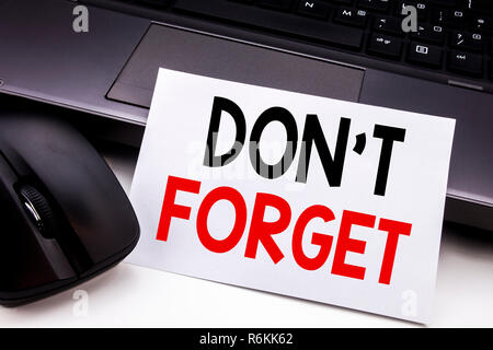 Par contre l'écriture de texte conceptuel inspiration légende indiquant de ne pas oublier. Concept d'affaires de Don mémoire t Remider écrit le post-it sur le clavier noir arrière-plan. Banque D'Images