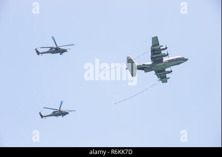 Deux équipages de HH-60G Pave Hawk et un HC-130P/N Lutte contre le roi d'effectuer une transformation en démonstration pendant l'Hommage aux héros de l'Amérique et de l'air montrent la mer, le 27 mai 2017, à Miami Beach, Floride, États-Unis actifs militaires de haut niveau se sont réunis à Miami pour mettre en valeur la supériorité aérienne tout en rendant hommage à ceux qui ont fait le sacrifice ultime au cours du week-end du Memorial Day. Banque D'Images