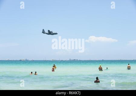 Dans l'équipage d'un HC-130P/N Lutter contre le roi de la 129e Escadre de sauvetage hors de Moffett Federal Airfield, Californie, survol de l'eau pendant l'Hommage aux héros de l'Amérique et de l'air montrent la mer, le 27 mai 2017, à Miami Beach, Floride, États-Unis actifs militaires de haut niveau se sont réunis à Miami pour mettre en valeur la supériorité aérienne tout en rendant hommage à ceux qui ont fait le sacrifice ultime au cours du week-end du Memorial Day. La 129e RQW fait équipe avec deux HH-60G Pave Hawk et quatre avions A-10 Thunderbolt II à partir de la 920e Escadre de sauvetage et le 478e Escadre de chasse d respectivement, la démonstration de combat, de recherche et de sauvetage en mer. Banque D'Images