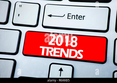 Texte d'annonce d'écriture montrant les tendances 2018. Concept d'affaires pour la prévision, les données sur les tendances écrit sur la clé rouge sur le clavier. Banque D'Images