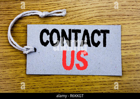 La légende de texte écrit conceptuel montrant Contactez-nous. Concept d'affaires pour le Support Client écrit sur papier d'étiquette de prix avec l'exemplaire de l'espace sur l'arrière-plan vintage en bois Banque D'Images
