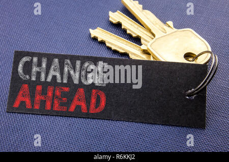 Texte manuscrit qui montre la modification à venir du mot. Concept d'affaires écrit pour de futurs changements Écrit sur papier à la touche, fond noir avec de l'espace fermer Banque D'Images