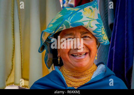 OTAVALO, Equateur, novembre 06, 2018 : Portrait d'une femme indigène hispaniques non identifié portant des vêtements traditionnels andins, posant pour l'appareil photo en O Banque D'Images