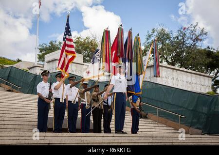 Un Service Commun Color Guard présente les couleurs durant l'hymne national à la 19e par appel de l'honneur à la cérémonie du Souvenir au Cimetière commémoratif national du Pacifique à Honolulu, Hawaï, le 28 mai 2017. La cérémonie à l'honneur des anciens combattants américains du Pacifique pour leur passé et un service continu aux États-Unis. Banque D'Images