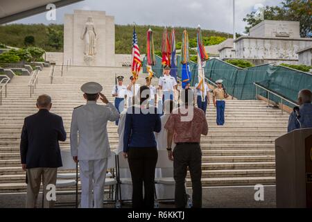 Support clients pour la présentation des drapeaux au 19ème Appel de l'honneur à la cérémonie du Souvenir au Cimetière commémoratif national du Pacifique à Honolulu, Hawaï, le 28 mai 2017. La cérémonie à l'honneur des anciens combattants américains du Pacifique pour leur passé et un service continu aux États-Unis. Banque D'Images