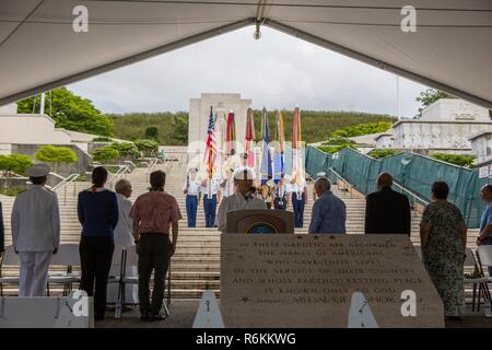 Rev. Stephanie Borabora chante Hawaii Pono'i au 19ème Appel de l'honneur à la cérémonie du Souvenir au Cimetière commémoratif national du Pacifique à Honolulu, Hawaï, le 28 mai 2017. La cérémonie à l'honneur des anciens combattants américains du Pacifique pour leur passé et un service continu aux États-Unis. Banque D'Images