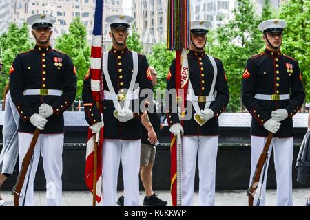 Le Marine Corps effectuée silencieuse pour une foule à la 9/11 Memorial Plaza à New York à la suite de l'exécution de la liberté 2017, le 28 mai 2017. Marines, marins, et les gardes côtes ont participé à la course à l'honneur les vies perdues dans les attaques terroristes du 11 septembre. Banque D'Images