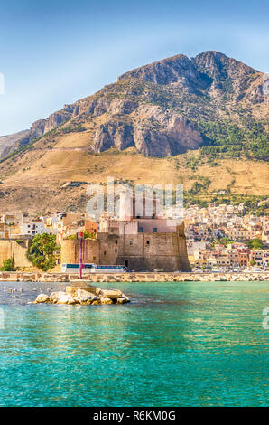 Vue de la mer de Castellammare del Golfo, Italie Banque D'Images