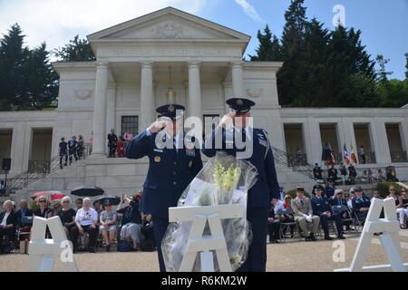 U.S. Air Force Gen. Tod D. Wolters, les forces aériennes américaines en Europe - Afrique, commandant des forces de l'air et le colonel Jack Aalborg, attaché de l'air en France, salut après dépôt d'une couronne à une cérémonie du Jour du Souvenir au cimetière américain de Suresnes, Suresnes, France, le 28 mai 2017. Cette journée de commémoration est particulièrement important, car 2017 marque le centenaire de l'entrée des États-Unis dans la Première Guerre mondiale. Banque D'Images