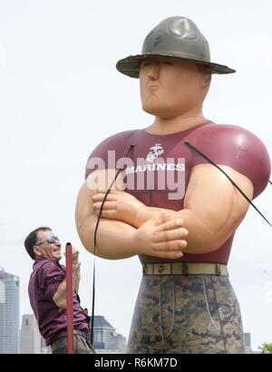 JERSEY CITY, NEW JERSEY. (28 mai 2017) Un visiteur ne tirer-se lève à la Marine Corps Exposition de recrutement à Liberty State Park dans le cadre de la semaine de 2017 à New York. La Fleet Week New York, maintenant dans sa 29e année, est le lieu de célébration traditionnelle de la mer services. C'est une occasion unique pour les citoyens de New York et la région des trois états pour répondre marins, marines et gardes côte, ainsi que de constater par moi-même les dernières capacités des services maritimes d'aujourd'hui. La semaine de célébration a eu lieu presque chaque année depuis 1984. Banque D'Images