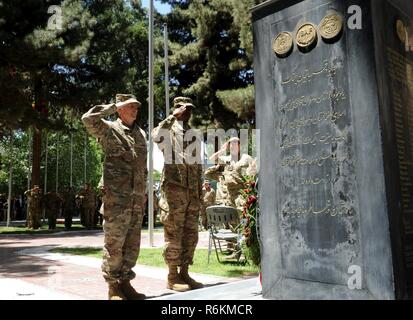 Kaboul, Afghanistan (29 mai 2017) - Lors d'une cérémonie tenue au Siège de l'appui résolu aujourd'hui, le général John Nicholson, commandant de l'appui résolu, présente ses respects pour les soldats qui ont fait le sacrifice ultime en Afghanistan. Banque D'Images