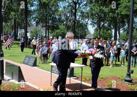 Harold Fowler, maire de Richmond Hill, en Géorgie, et le lieutenant-colonel Chris McCreery, commandant de la 87e Bataillon de soutien de soutien au combat, 3e Division d'Infanterie Brigade de maintien en puissance, faire une couronne à la Richmond Hill Monument des anciens combattants au cours de la célébration de la Journée commémorative de Richmond Hill 29 mai. Y compris McCreery que l'orateur invité, l'événement a accueilli des conférenciers du des affaires locales d'anciens combattants des guerres et des postes de la Légion américaine. Banque D'Images