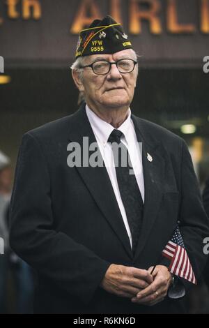 Ancien capitaine de l'US Air Force Sgt. Bill Bilyk, vétéran de la guerre du Vietnam et membre des anciens combattants de guerre étrangère post 9555, tient le drapeau américain lors de la cérémonie du Jour du Souvenir à Yokota Air Base, Japon, le 26 mai 2016. L'Airlift Wing 374a accueilli la cérémonie en mémoire de ceux qui ont fait le sacrifice ultime au cours de son service militaire. Banque D'Images