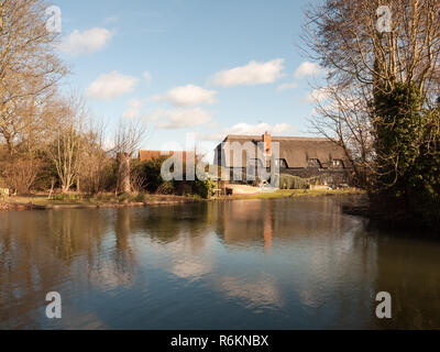 Maison de ferme noir flatford mill house cottage à partir de l'autre côté de l'eau Banque D'Images