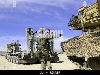 Le s.. Jonathan L. Prince, un opérateur de transport à moteur avec le 1175th Transportation Company, New Jersey Army National Guard, guides un transporteur de matériel lourd, le 29 mai 2017, au cours d'une rotation de la 155e Brigade blindée du Mississippi de l'équipe de combat au Centre National d'entraînement, à Fort Irwin, en Californie. L'Tullahoma, Tennessee, a pour mission de fournir une assistance à la récupération du véhicule pour le 155e et d'autres unités de soutien' de véhicules lourds. (La Garde nationale du Mississippi Banque D'Images