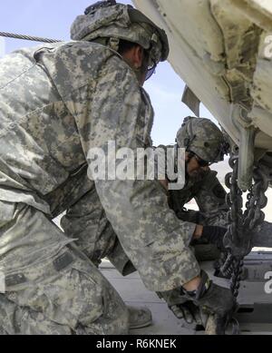 Le s.. Jonathan L. Prince, un opérateur de transport à moteur avec le 1175th Transportation Company, New Jersey Army National Guard, assure une Abrams char de combat principal à la remorque d'un transporteur d'équipement lourd, le 29 mai 2017, au cours d'une rotation de la 155e Brigade blindée du Mississippi de l'équipe de combat au Centre National d'entraînement, à Fort Irwin, en Californie. (La Garde nationale du Mississippi Banque D'Images