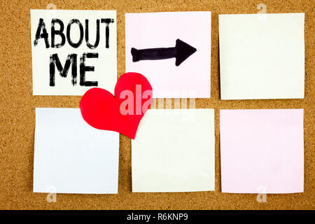 Par contre l'écriture de texte conceptuel montrant l'inspiration légende à propos de moi concept pour la conscience de soi l'identité personnelle et l'amour écrit le post-it, rappel historique liège with copy space Banque D'Images