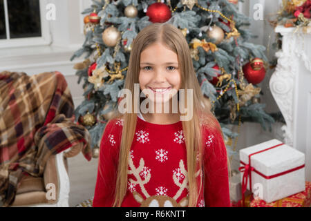 La livraison des cadeaux de Noël. Bonne année. happy little girl célébrer en hiver. l'occasion de Noël. Mignon petit enfant fille avec cadeau de Noël. Profitant des ventes de Noël préféré. chandail. Banque D'Images