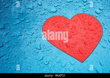 Le symbole en forme de coeur et de gouttes de pluie sur la surface de métal, l'amour et la romance concept Banque D'Images