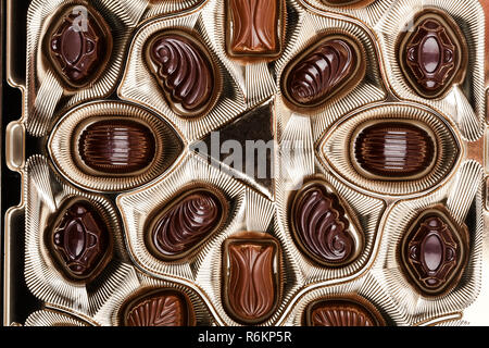 Gros plan de confiseries au chocolat dans une boîte Banque D'Images