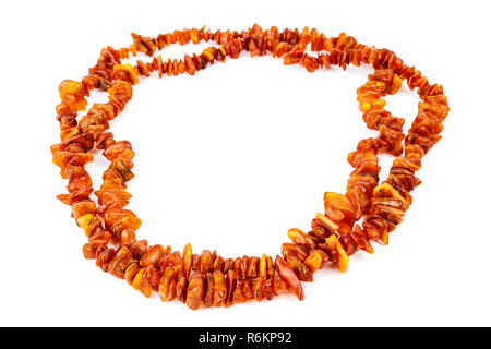 Chaîne de perles d'ambre baltique isolé sur fond blanc. Collier ambre orange vif de matières perles en un cercle Banque D'Images