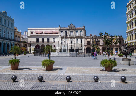 Aperçu de la plaza la place vieille ou de la Plaza Vieja Habana en espagnol, dans la Vieille Havane, Cuba. Le premier nom de la place était la plaza Nueva (nouvelle place) et n'a émergé comme un espace ouvert en 1559. Le site dans le cadre de la Vieille Havane est un UNESCO World Heritage Site. Aujourd'hui, le carré est une destination touristique populaire avec de nombreux bars et restaurants avec de la musique live dans la nuit. Banque D'Images