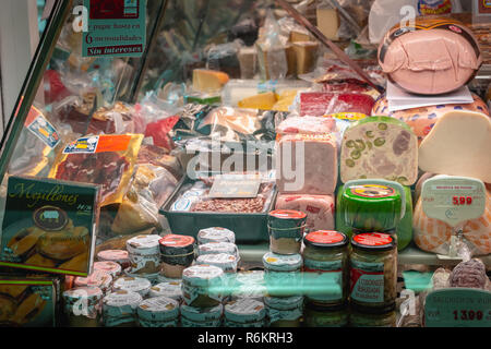 Tolède, Espagne - 27 avril 2018 - Vitrine d'appétissants de la charcuterie et du jambon fumé espagnol un jour de printemps Banque D'Images