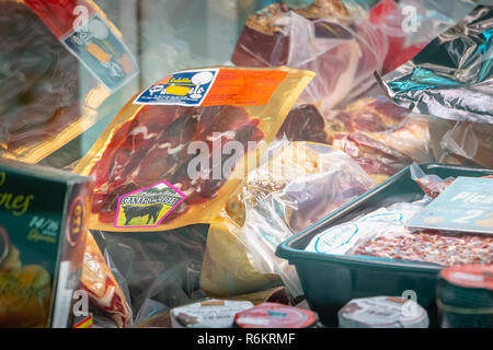 Tolède, Espagne - 27 avril 2018 - Vitrine d'appétissants de la charcuterie et du jambon fumé espagnol un jour de printemps Banque D'Images