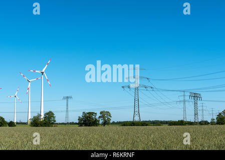 Les lignes d'énergie électrique des éoliennes sur une journée ensoleillée en Allemagne Banque D'Images