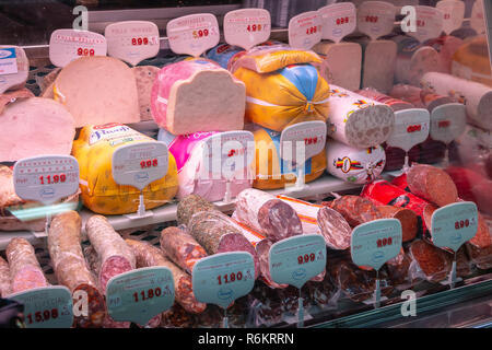 Tolède, Espagne - 27 avril 2018 - Vitrine d'appétissants de la charcuterie et du jambon fumé espagnol un jour de printemps Banque D'Images