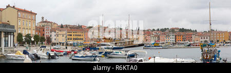 ROVINJ, Croatie - 15 OCTOBRE : ville et port de Rovinj le 15 octobre 2014. Panorama ville aux maisons colorées au front de mer depuis la jetée de Rovinj, Cr Banque D'Images