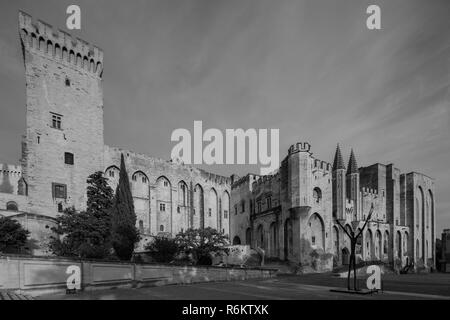 Au-dessous de la Place du Palais des Papes. Vue sur le Palais des Papes à Avignon, Provence, Luberon, Vaucluse, France Banque D'Images